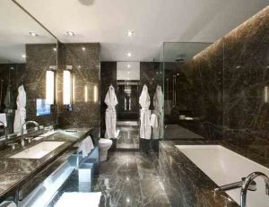 clean-hotel-bathroom